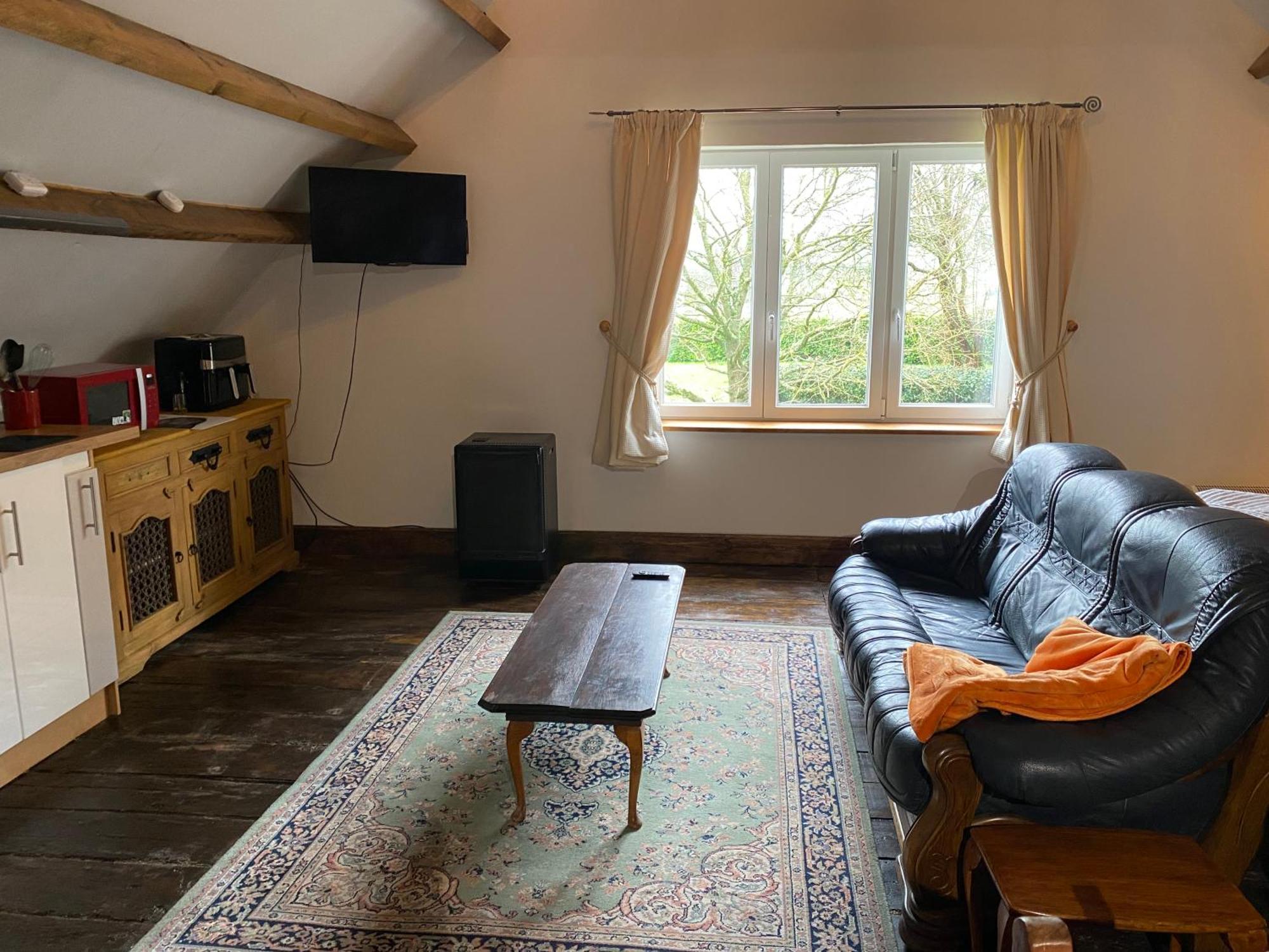 Spacious, Rustic Studio Space For 2 Persons Saint-Cyr-du-Bailleul Exterior photo